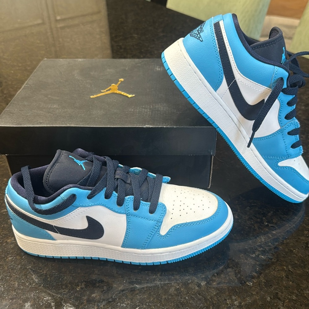 Air Jordan 1Low (GS). Size 5Y